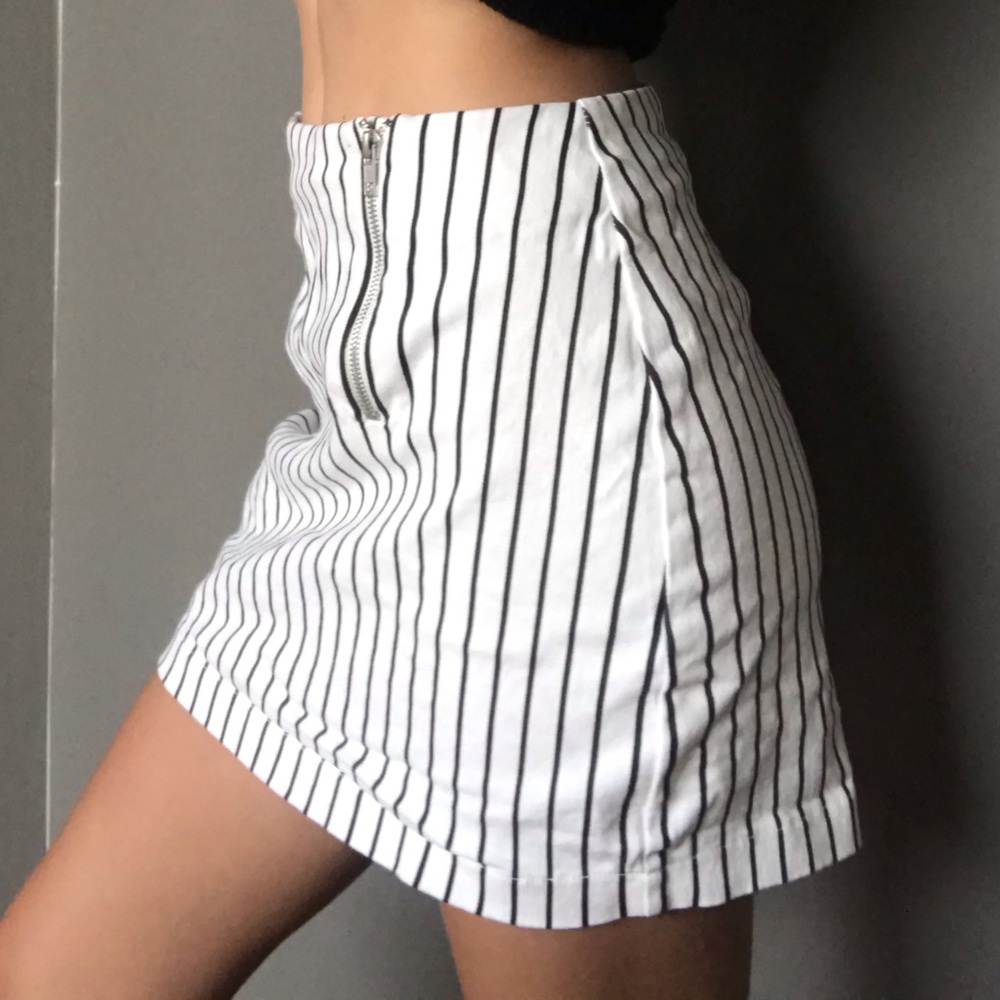 Double zipper white and black striped skirt!⭐️